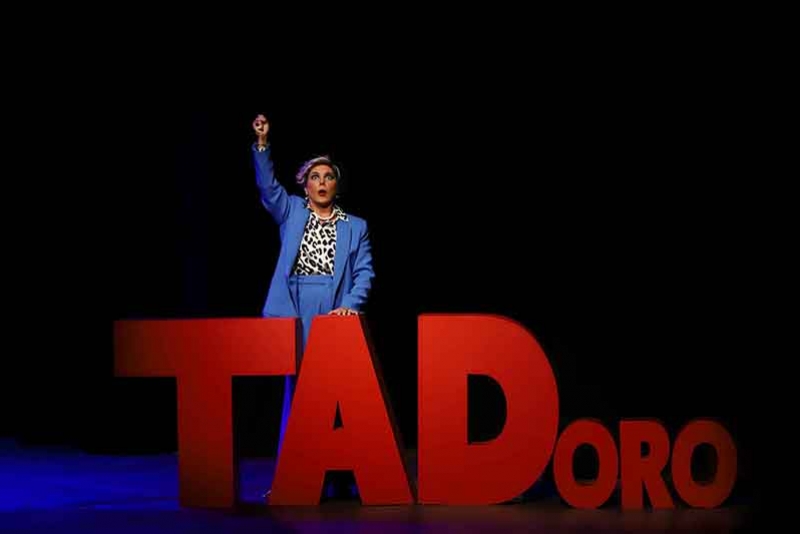 HELOISA P&Eacute;RISS&Eacute; FAZ &Uacute;NICA APRESENTA&Ccedil;&Atilde;O DE &ldquo;A ILUMINADA&rdquo; NO SAL&Atilde;O DE ATOS DA PUC