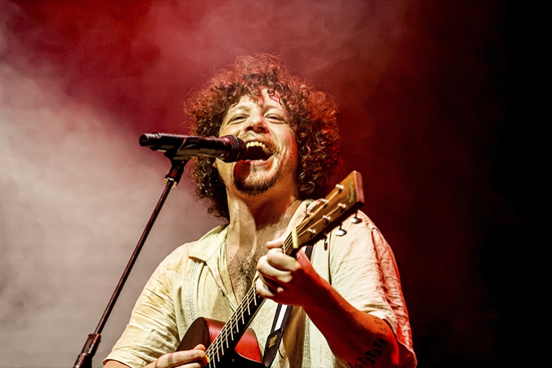 CHICO CHICO LAN&Ccedil;A SINGLE E CLIPE &ldquo;BLUES DA PIEDADE&rdquo; (AO VIVO)