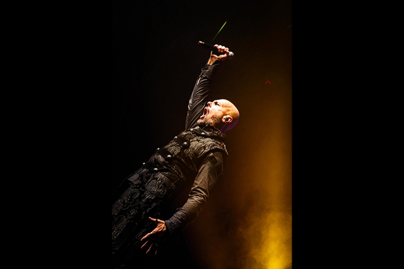 ROY KHAN CONSTR&Oacute;I O PR&Oacute;XIMO CAP&Iacute;TULO DE SUA CARREIRA EM SEU PRIMEIRO &Aacute;LBUM SOLO