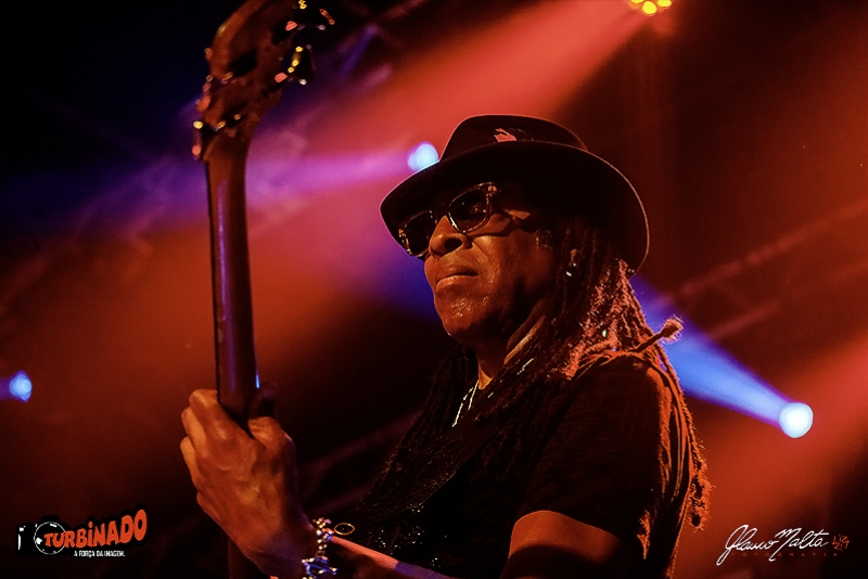 QUATRO D&Eacute;CADAS DE PESO E ATITUDE: LIVING COLOUR FAZ NOITE HIST&Oacute;RICA NO OPINI&Atilde;O