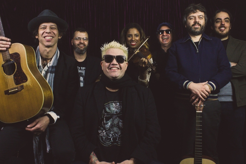 ACÚSTICOS & VALVULADOS E DUO MÚSICA VIVA UNPLUGGED SOBEM AO PALCO DO TEATRO SESC CENTRO