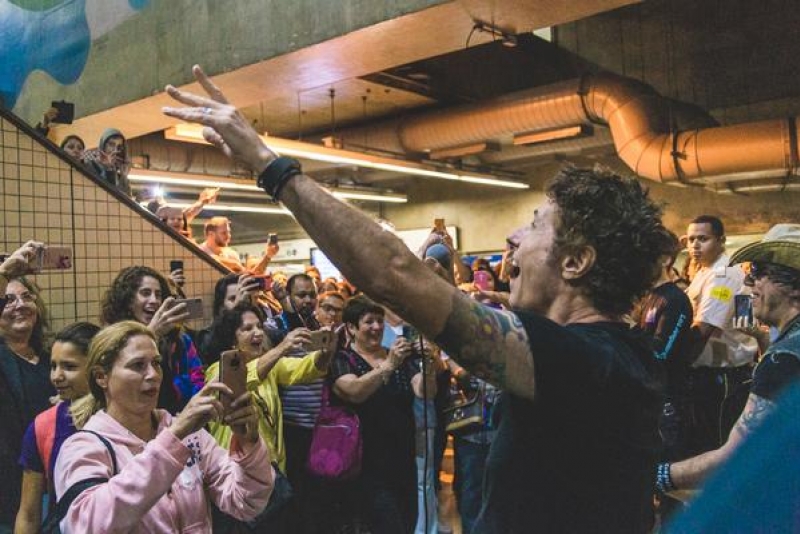 CAPITAL INICIAL AGITA METRÔ EM SÃO PAULO NO ESQUENTA PARA VENDA DO ROCK IN RIO CARD, DIA 12
