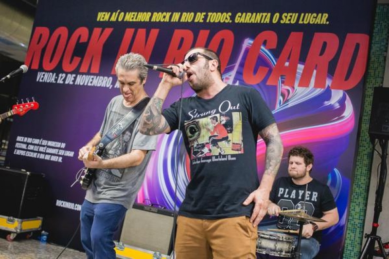 BADAUÍ, DO CPM22, FAZ SHOW SURPRESA NA ESTAÇÃO GENERAL OSÓRIO EM AÇÃO DO ROCK IN RIO