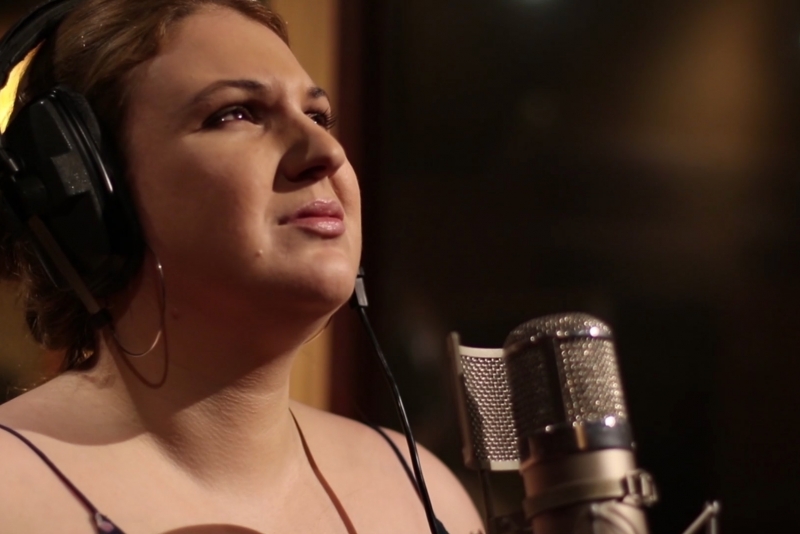 XANA GALLO APRENDE A OUVIR O PRÓPRIO RITMO NO NOVO VÍDEO 