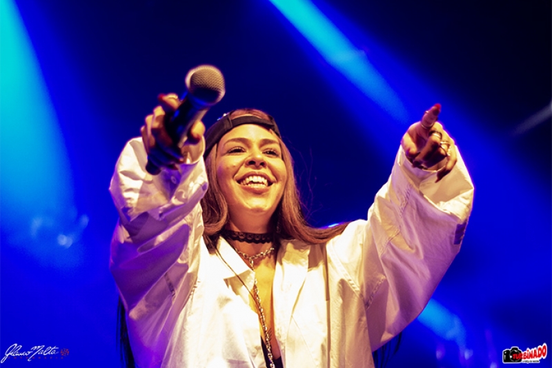 FLORA MATOS ESBANJOU TODO SEU TALENTO E SIMPATIA DURANTE SUA APRESENTAÇÃO EM PORTO ALEGRE