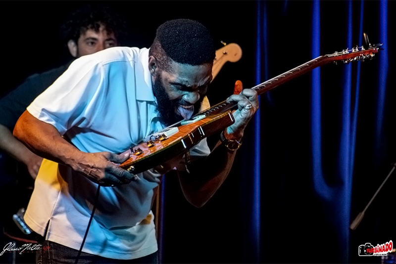 VINO LOUDEN - MOSTRANDO TODA A SUA MUSICALIDADE E FEELING EM GRANDE APRESENTAÇÃO EM PORTO ALEGRE 