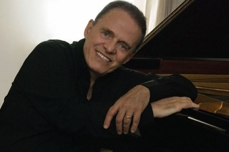 BRANCO PRODUÇÕES APRESENTA - RECITAL COM MIGUEL PROENÇA NO THEATRO SÃO PEDRO