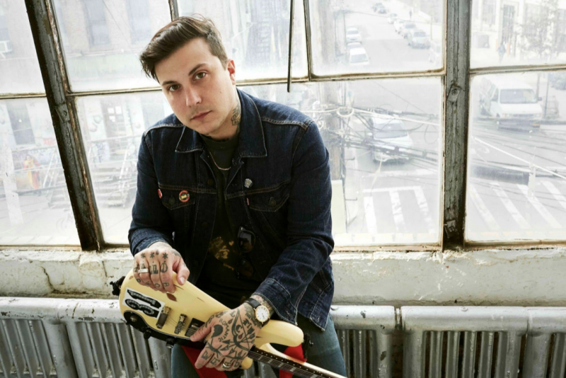 FRANK IERO ESTREIA NOVA BANDA EM SÃO PAULO NESTE DOMINGO