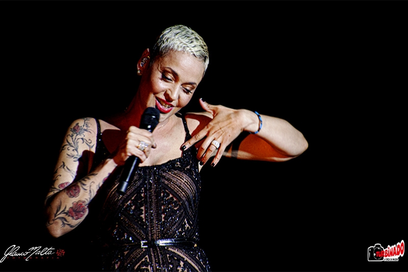 MARIZA CANTA, ENCANTA E EMOCIONA EM SHOW MEMORÁVEL