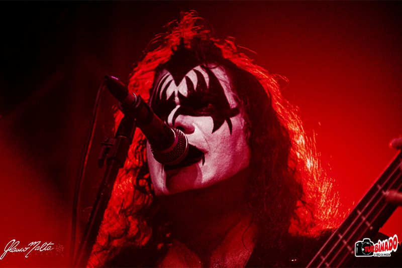 PARASITE KISS COVER BRINDA O PÚBLICO COM UMA VERDADEIRA VIAGEM AO UNIVERSO DOS MASCARADOS DE NOVA YORK