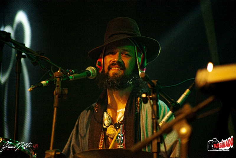 CURUMIN MOSTRA TODA SUA CRIATIVIDADE E EFERVESCÊNCIA MUSICAL AO VIVO 