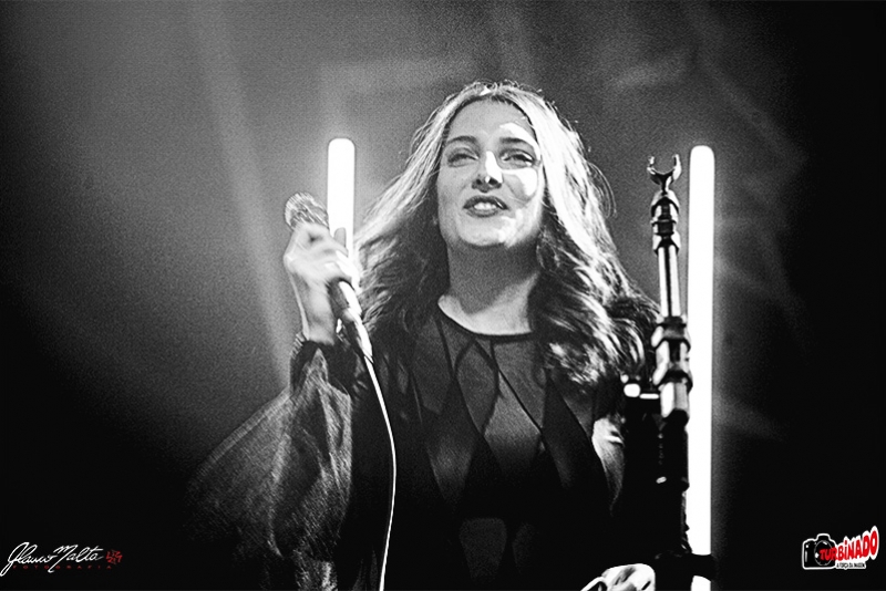 CLARICE FALCÃO - PEGADA ELETRÔNICA EM NOVO SHOW EMPOLGA FÃS EM PORTO ALEGRE