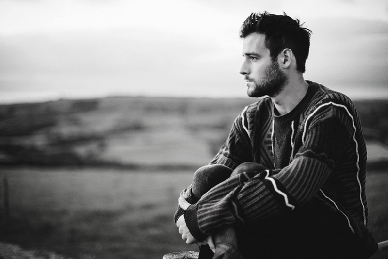 POPLOAD GIG TRAZ AO BRASIL PARA TRÊS APRESENTAÇÕES O CANTOR INGLÊS ROO PANES, DONO DO HIT FOLK “LULLABY LOVE”!
