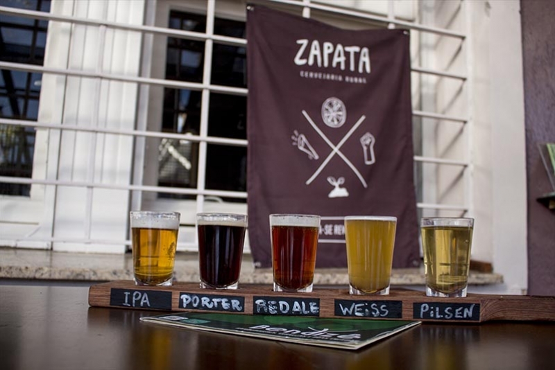 CERVEJAS E HAMBÚRGUER ESPECIAL NA INAUGURAÇÃO DE PARCERIA ENTRE ZAPATA E BENDIZÊ