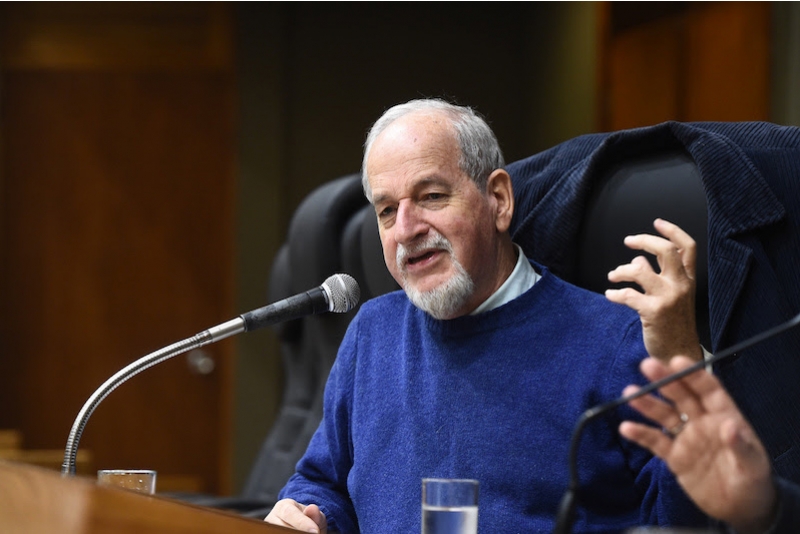 SERGIUS GONZAGA APRESENTA A OBRA DE CECÍLIA MEIRELES DURANTE TARDE LITERÁRIA NO INSTITUTO LING