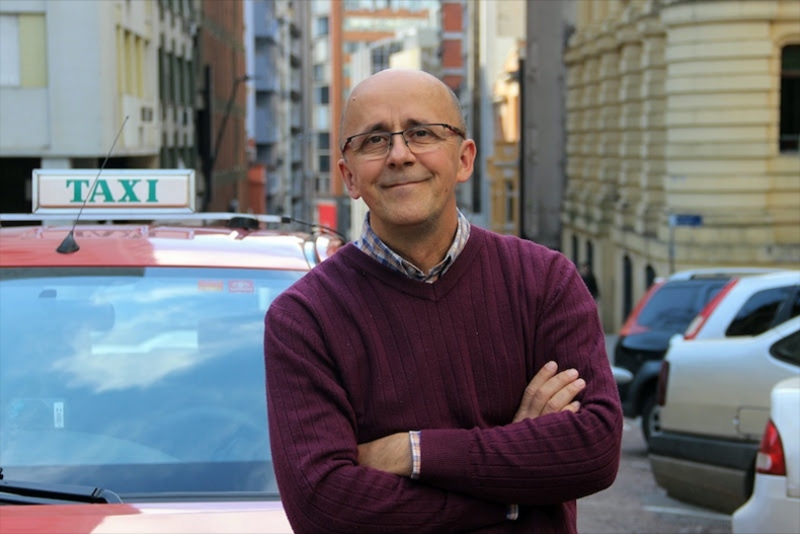 ESCRITOR MAURO CASTRO DIVIDE HISTÓRIAS COLETADAS DENTRO DE UM TÁXI EM BATE-PAPO COM TÂNIA CARVALHO E IVAN MATTOS NO INSTITUTO LING