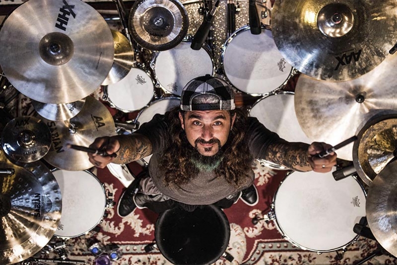 MIKE PORTNOY, QUE TOCA EM PORTO ALEGRE DIA 10 DE NOVEMBRO, CONVOCA FÃS PARA O SHOW