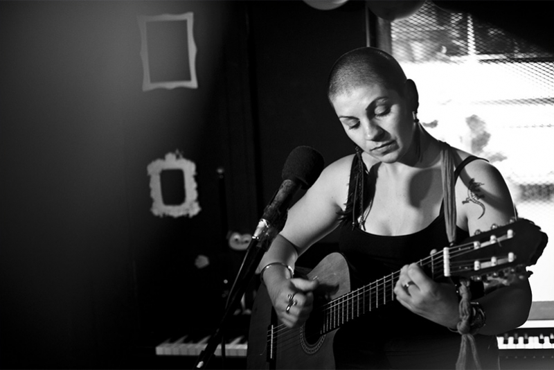 LILA BORGES APRESENTA SHOW AUTORAL ‘NÃO ME ESPANTO’ NO PRIMEIRO CHAPÉU ACÚSTICO DE NOVEMBRO