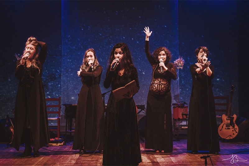 AS TUBAS TEMATIZAM A CONDIÇÃO FEMININA ATUAL EM APRESENTAÇÃO NO PROJETO CHAPÉU ACÚSTICO