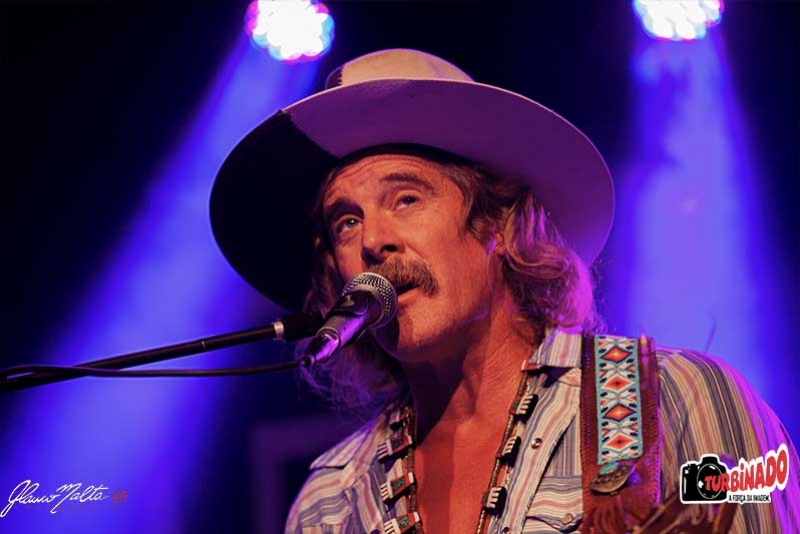 DONAVON FRANKENREITER APRESENTOU NOVO SHOW COM BASES PRÉ-GRAVADAS EM DISCOS DE VINIL EM PORTO ALEGRE