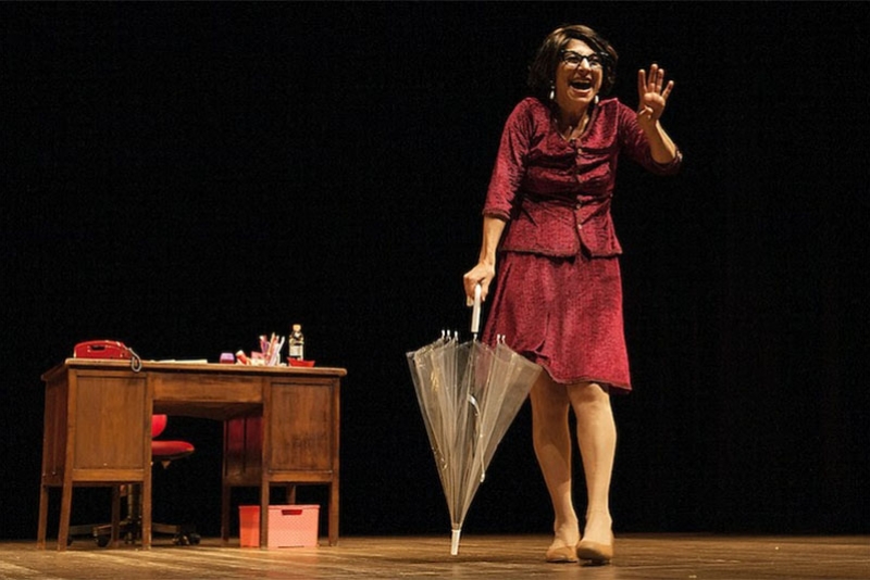 DEBORAH FINOCCHIARO VOLTA AO PALCO DO INSTITUTO LING NOS DIAS 17 E 18 DE JANEIRO COM A PEÇA DIÁRIO SECRETO DE UMA SECRETÁRIA BILÍNGUE