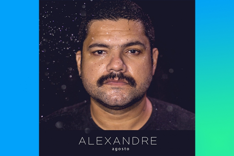 ALEXANDRE MESCLA INFLUÊNCIAS POP MODERNAS E OITENTISTAS NO ÁLBUM “AGOSTO”