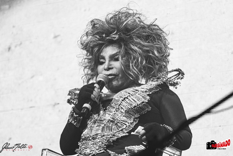DIVA ELZA SOARES BRILHA COM SUA VOZ ENGAJADA EM PORTO ALEGRE