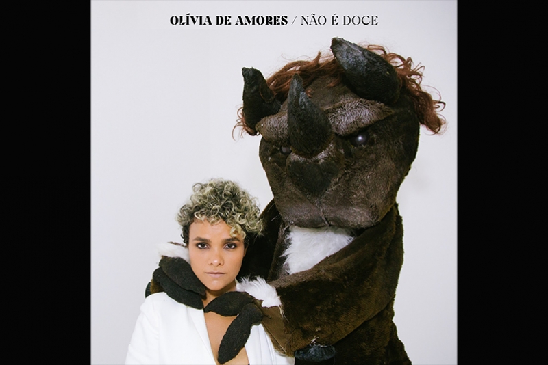 OLÍVIA DE AMORES CANTA AS DUALIDADES DOS RECOMEÇOS E AMADURECIMENTO NA ESTREIA SOLO “NÃO É DOCE”