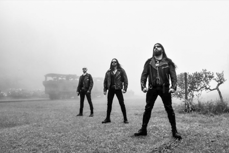 JUSTABELI: BANDA APRESENTA SEU NOVO GUITARRISTA