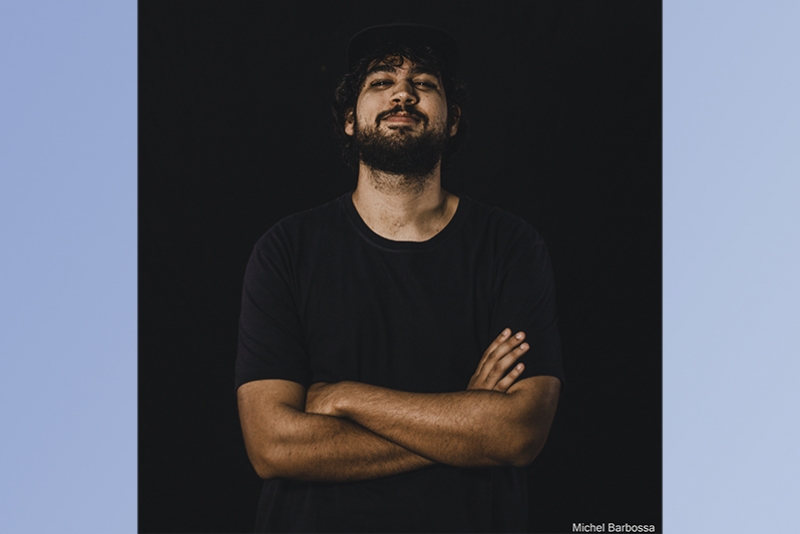 HENRIQUE STELLA CRIANDO MÚSICAS QUE FOGEM DO CONTEXTO E DOS MODISMOS CORRENTES