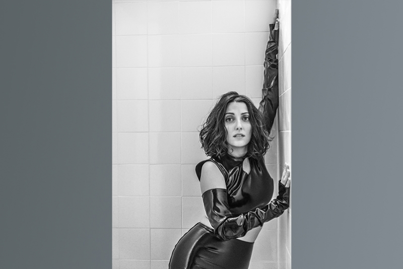 CLARICE FALCÃO DESTRÓI E RECONSTRÓI ANSIEDADES NO CLIPE “SÓ + 6”