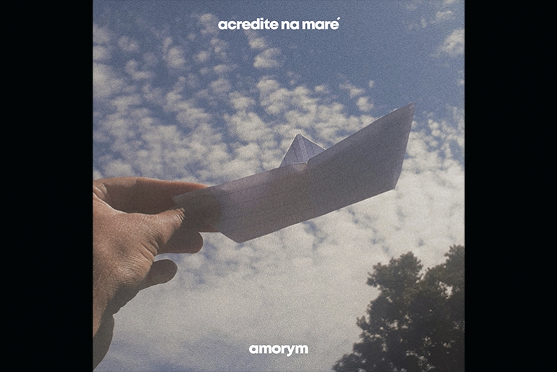 AMORYM BUSCA MANTER O OTIMISMO EM MEIO À CRISE NO SINGLE “ACREDITE NA MARÉ”
