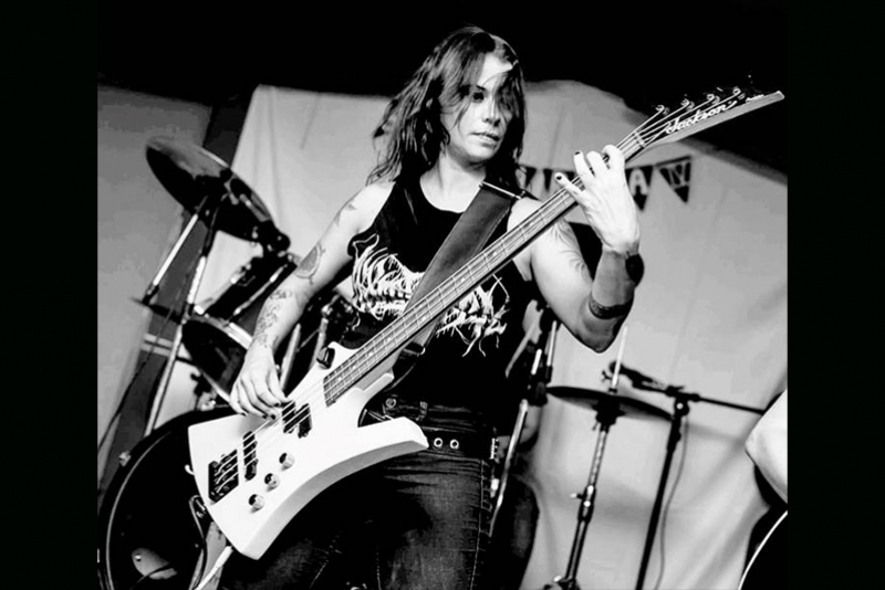 MIASTHENIA: BANDA APRESENTA NOVA BAIXISTA 