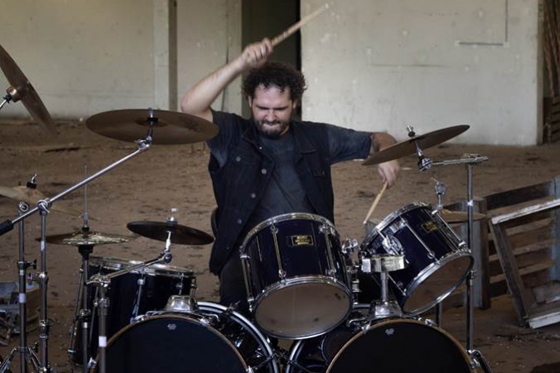 DARCHITECT: BATERISTA DA BANDA GRAVA VÍDEOS TOCANDO “RED BARCHETTA” E “SUBDIVISIONS” EM HOMENAGEM AO MÚSICO NEIL PEART