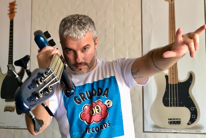 EMERSSON RAMONE LANÇA NOVA VERSÃO EM PORTUGUÊS DE MÚSICA DOS RAMONES (11/09)
