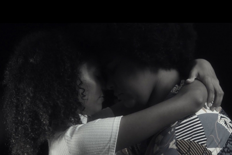 AFRA ENCERRA CICLO DO EP “TRÊS LETRAS” COM CLIPE “PRA GENTE SE ENTENDER”