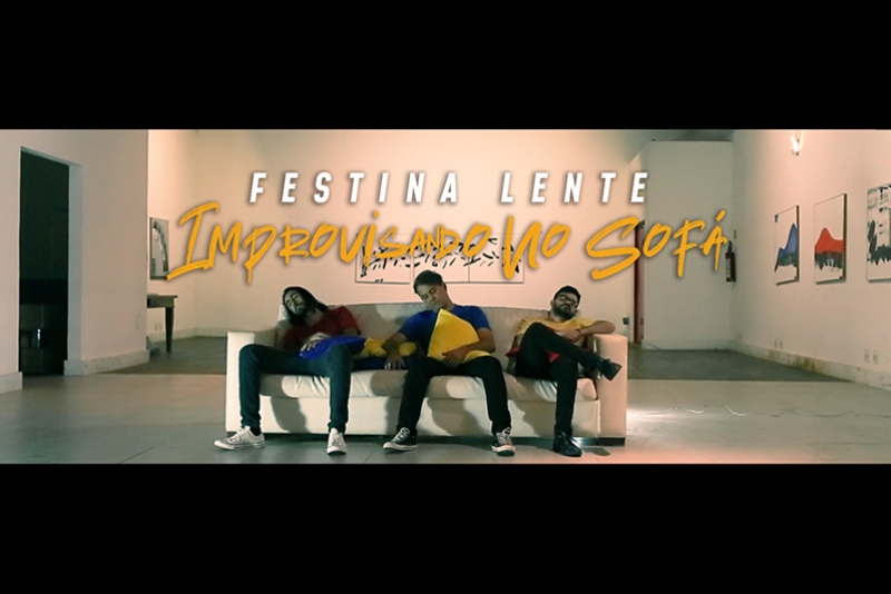 FESTINA LENTE TRADUZ O ÓCIO CRIATIVO EM DIVERSÃO LÚDICA NO CLIPE “IMPROVISANDO NO SOFÁ”