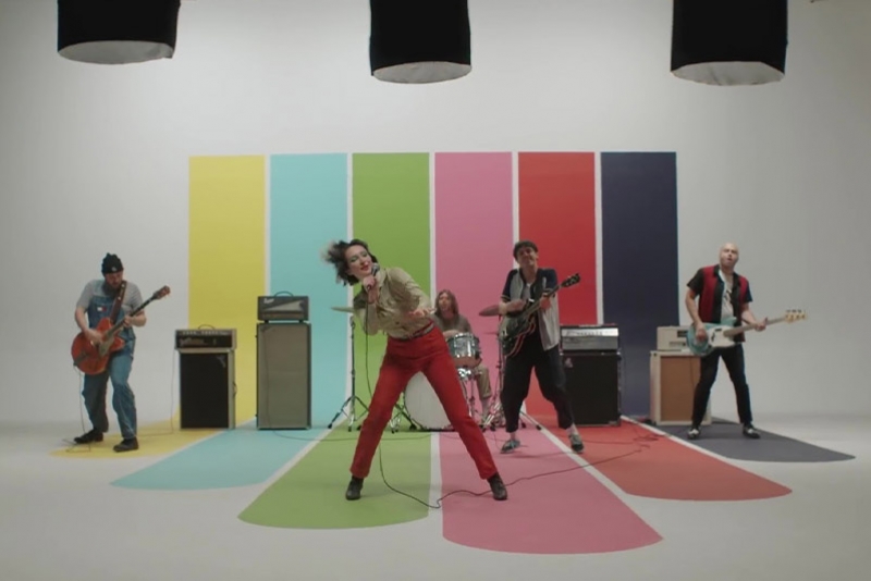 BANDA CANADENSE JULY TALK BUSCA ESPERANÇA EM UM MUNDO CAÓTICO NO CLIPE “THE NEWS”