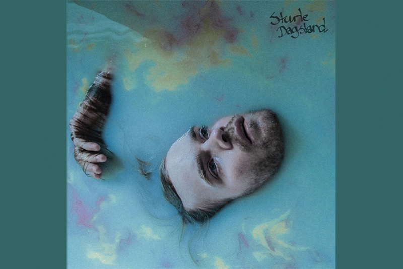 MÚSICO NORUEGUÊS “STURLE DAGSLAND” CATIVA COM DIFERENTES VOCALIZAÇÕES E AMBIENTAÇÕES NO DISCO DE ESTREIA