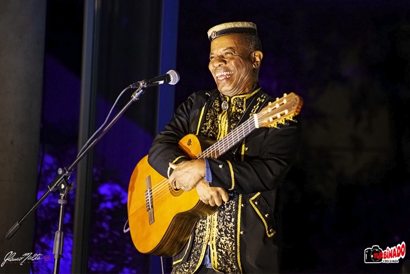 MESTRE ROBSON MIGUEL: APRESENTAÇÃO MÁGICA NO INSTITUTO LING