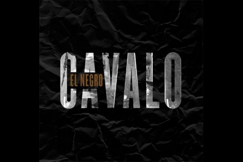 EL NEGRO COLOCA FUZZ E RIFFS GALOPANTES NO SINGLE CAVALO