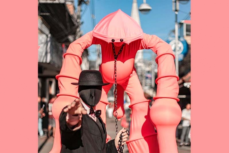 ESPETÁCULO PERFORMÁTICO TRAZ O SURREALISMO PARA AS RUAS DO BOULEVARD OLÍMPICO