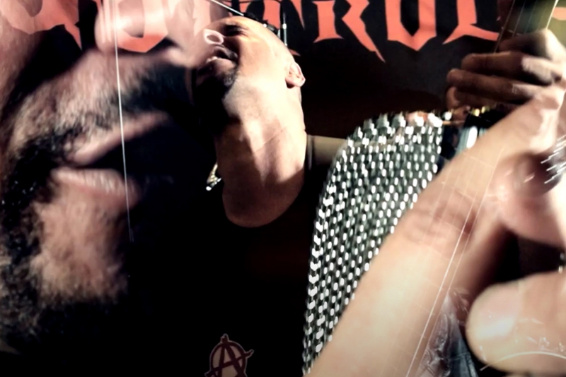 GUTTROLL DA UM GRITO DE REVOLTA CONTRA AS MAZELAS SOCIAIS CAUSADAS PELO ESTADO NO CLIPE DE 
