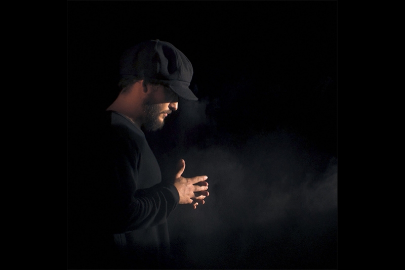 VITO VELASSO REFLETE OS AMORES URBANOS EM SÉRIE DE CLIPES QUE ANTECIPAM ÁLBUM DE ESTREIA