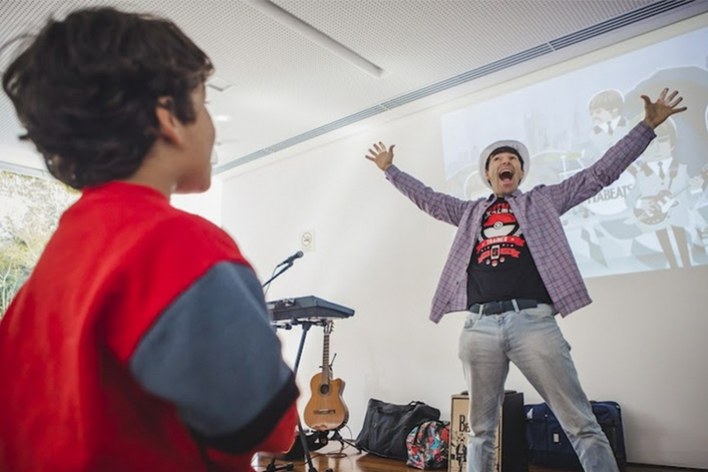 JOGOS MUSICAIS, BRINCADEIRAS E M&Aacute;GICAS S&Atilde;O ATRA&Ccedil;&Atilde;O PARA AS CRIAN&Ccedil;AS EM LIVE DO INSTITUTO LING NESTE S&Aacute;BADO, DIA 10