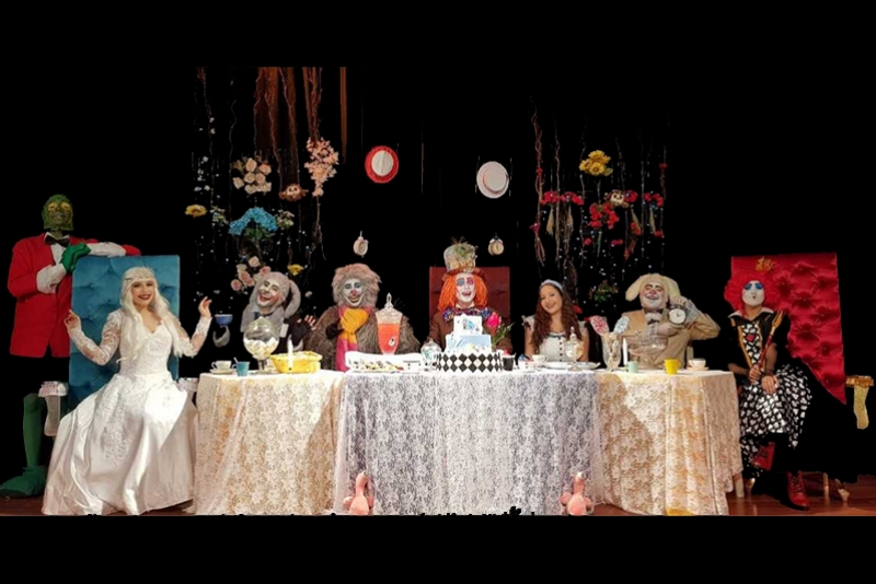 MUNDO ENCANTADO DE ALICE &Eacute; TEMA DE TEATRO ONLINE