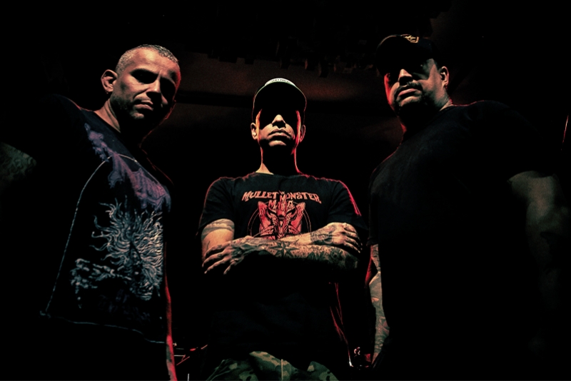 FRENETIC TRIO LAN&Ccedil;A LYRIC VIDEO DA IN&Eacute;DITA WRECKING AND ROLLING