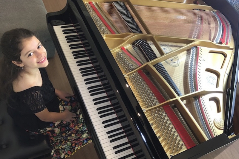 COM 9 ANOS, PIANISTA OL&Iacute;VIA TEBALDI MOSTRA SEU TALENTO PRECOCE EM RECITAL VIRTUAL E GRATUITO NESTE S&Aacute;BADO