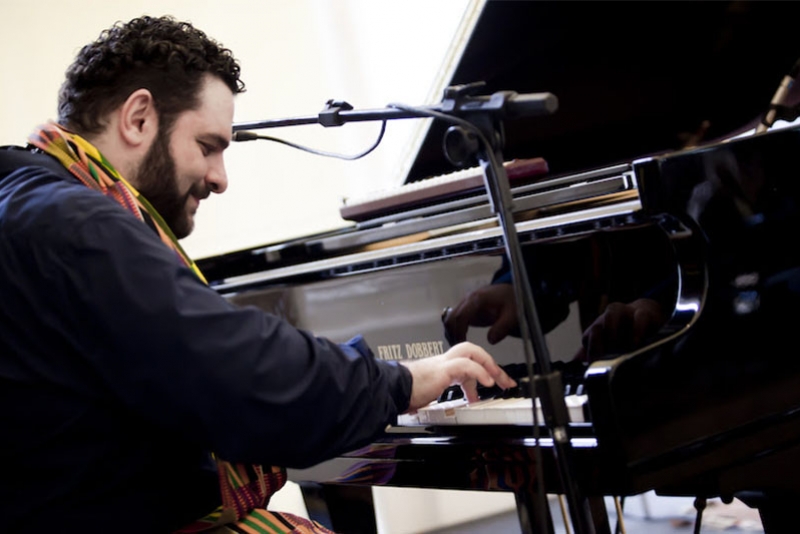 ADRIANO GRINEBERG MESCLA BLUES E INFLU&Ecirc;NCIAS AFRICANAS EM SHOW VIRTUAL E GRATUITO NESTA QUINTA-FEIRA