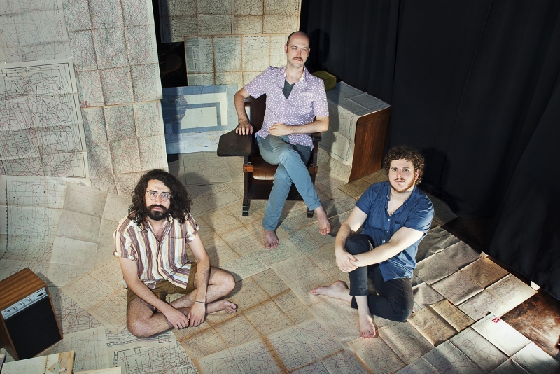 OPINIÃO 35 ANOS APRESENTA DINGO BELLS
